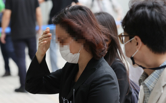 '자녀 입시비리·사모펀드' 관련 혐의를 받는 정경심 동양대 교수가 17일 오전 서울 서초구 서울중앙지방법원에서 열린 속행공판에 출석하기 위해 법정으로 향하고 있다.   연합뉴스